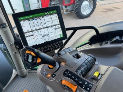 John Deere 6215R