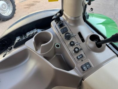 John Deere 6215R