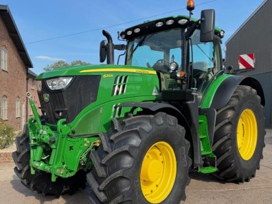John Deere 6215R