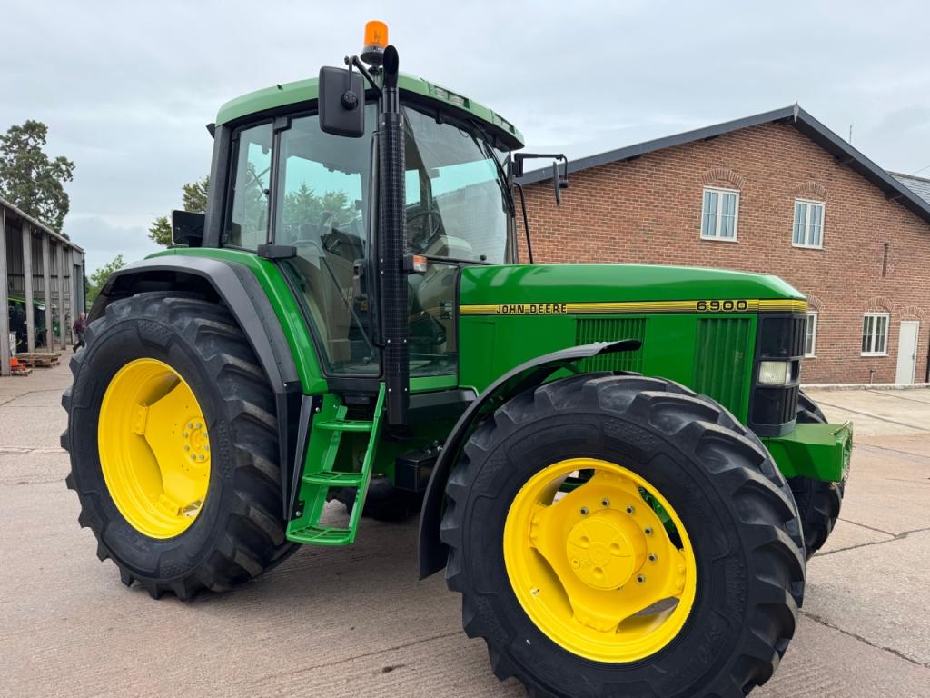 John Deere 6900