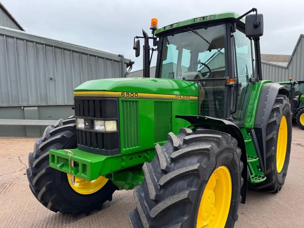 John Deere 6900