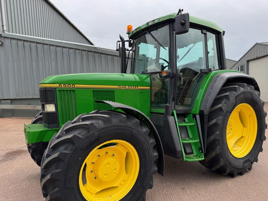 John Deere 6900