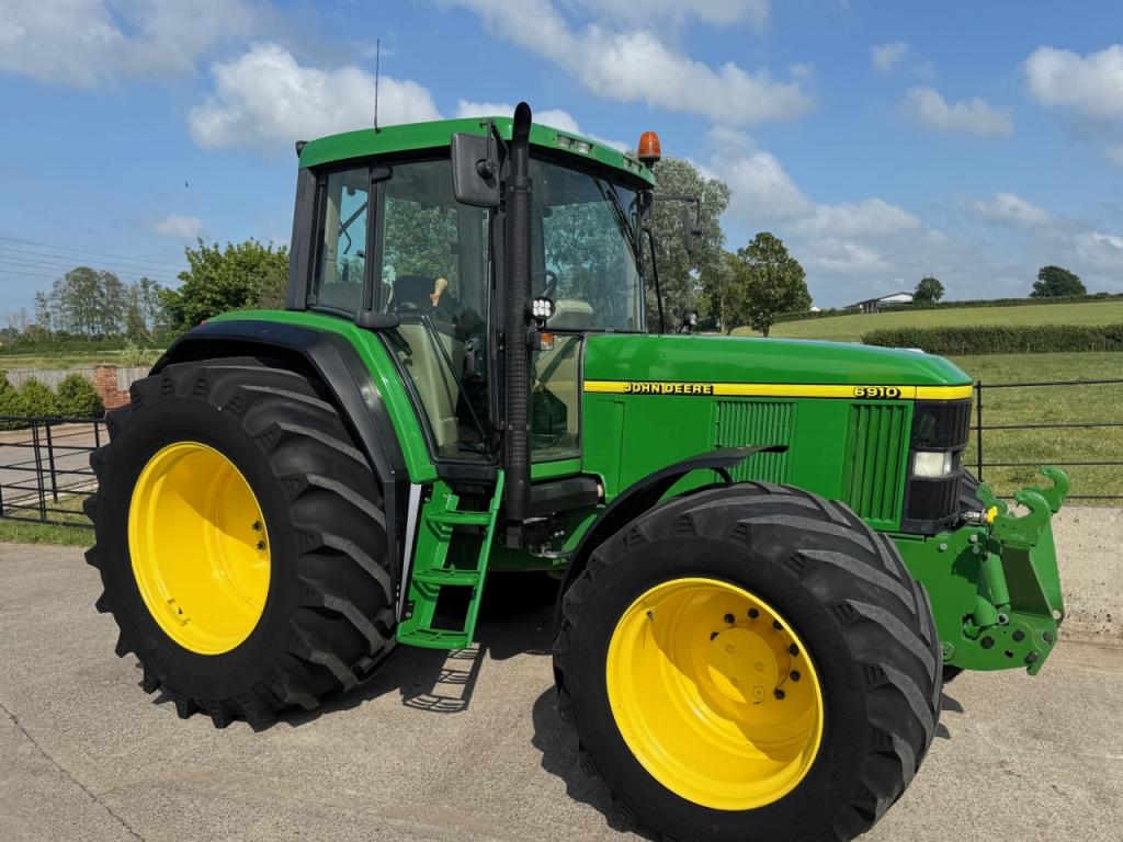 John Deere 6910