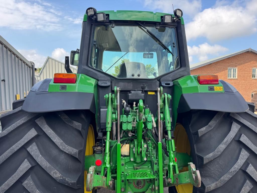 John Deere 6910