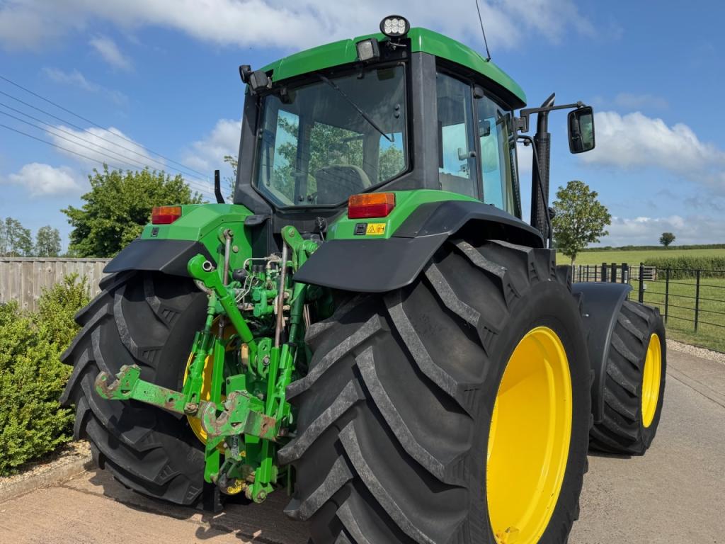John Deere 6910