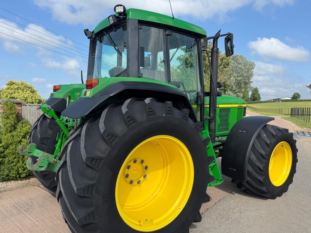 John Deere 6910