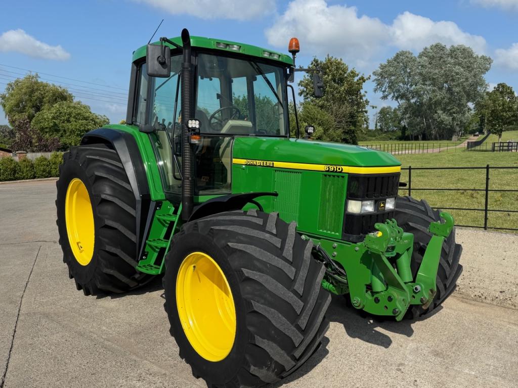 John Deere 6910
