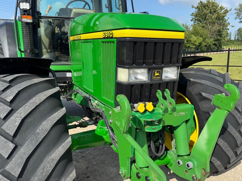 John Deere 6910
