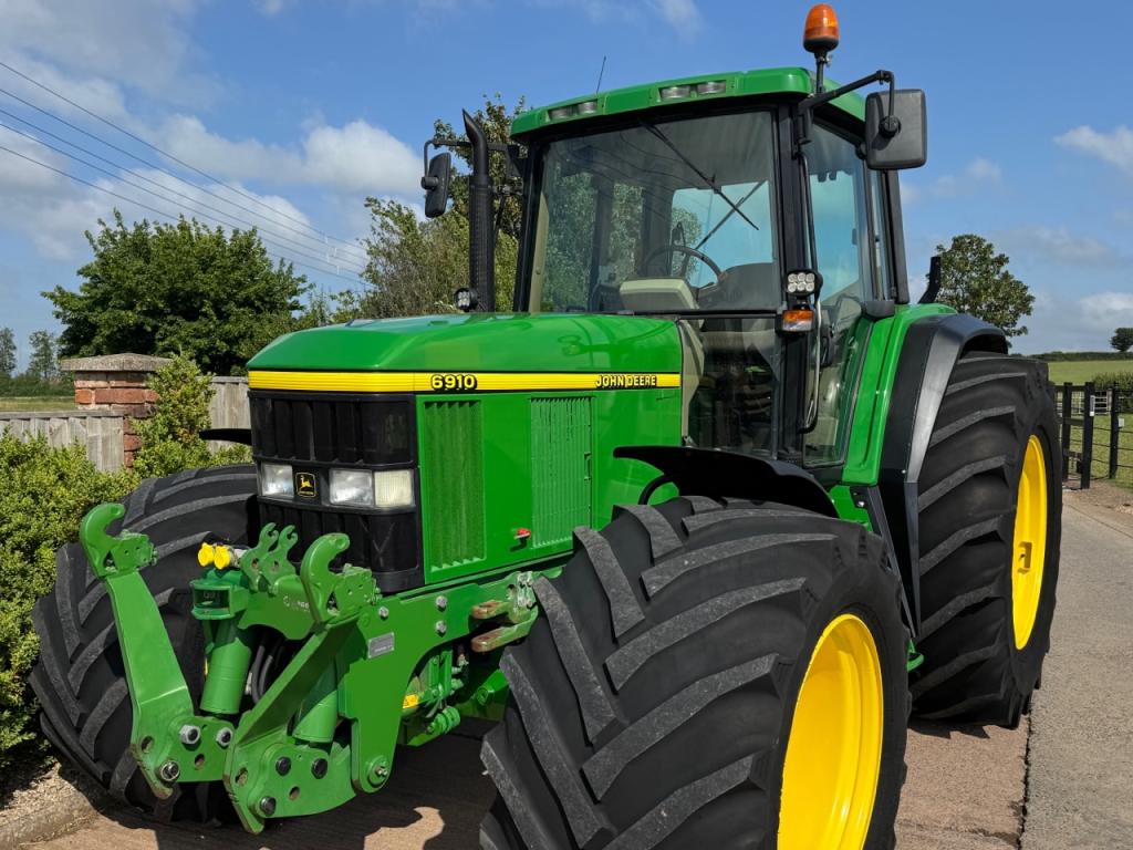 John Deere 6910