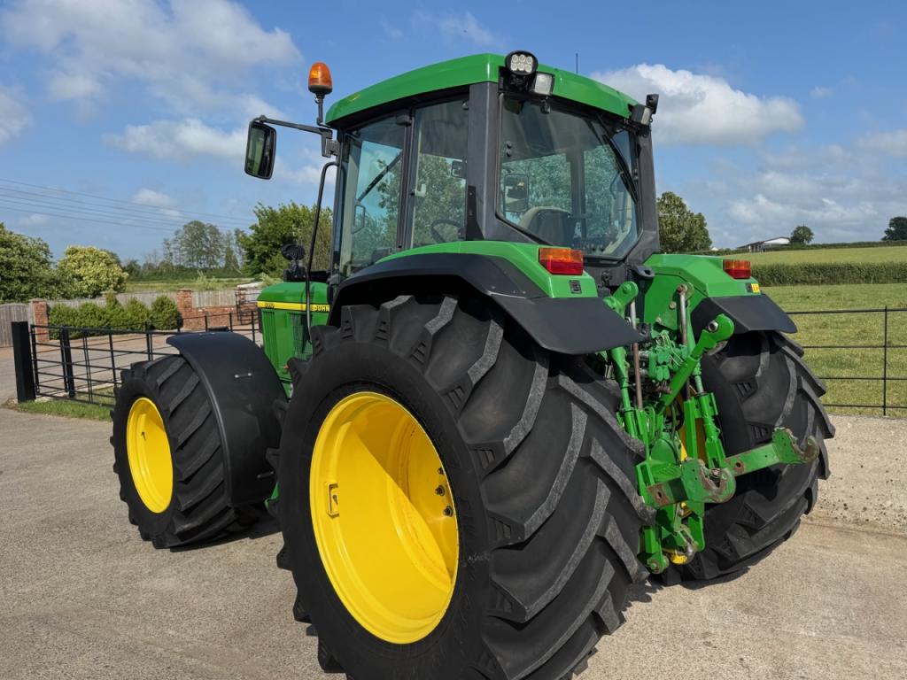 John Deere 6910