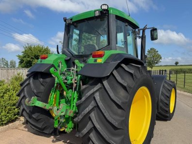 John Deere 6910