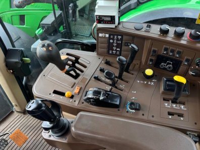 John Deere 6910