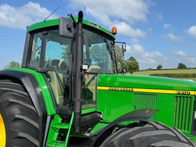 John Deere 6910