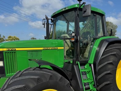 John Deere 6910