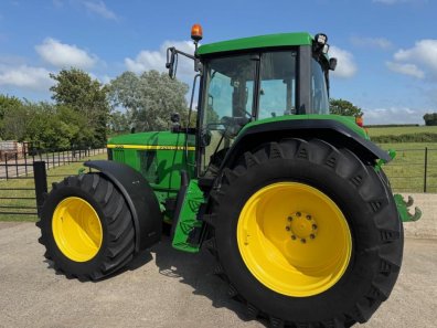John Deere 6910