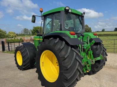 John Deere 6910