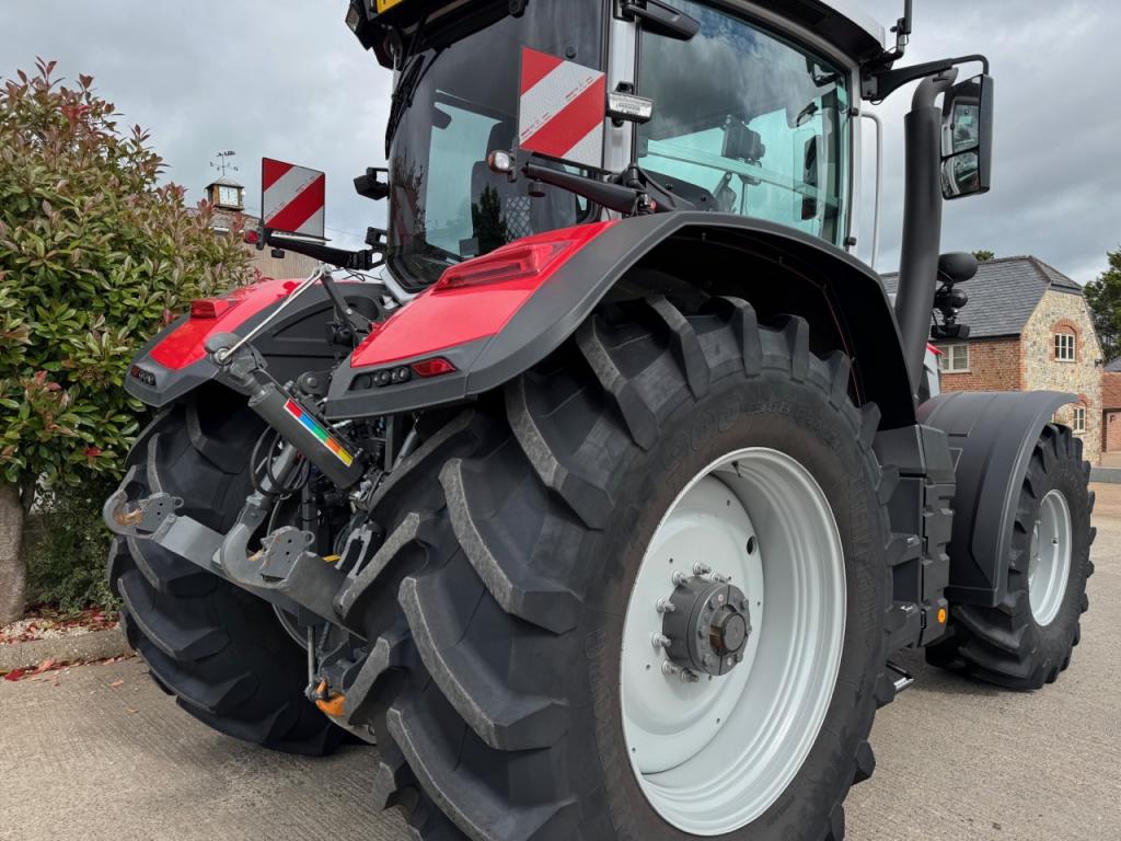 Massey Ferguson 8S.305