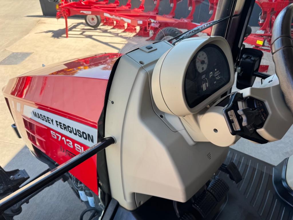 Massey Ferguson 5713SL