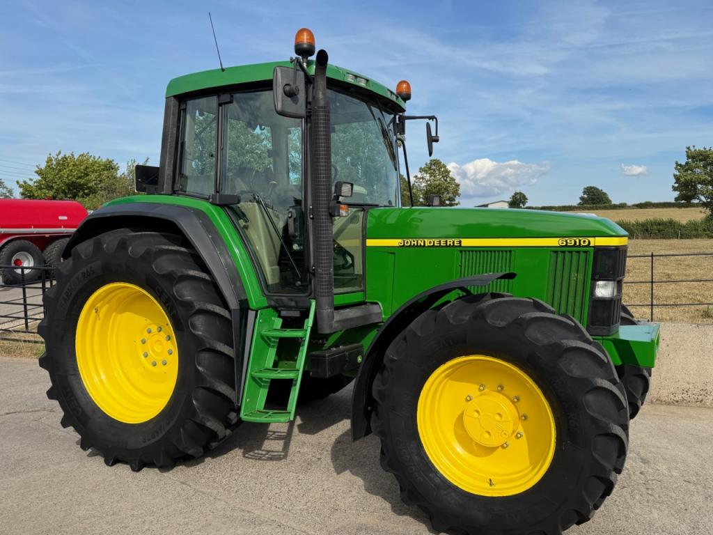 John Deere 6910