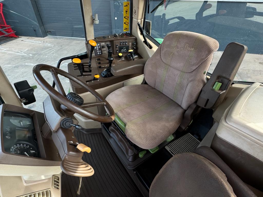 John Deere 6910