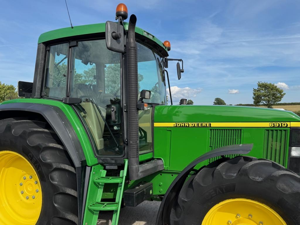 John Deere 6910