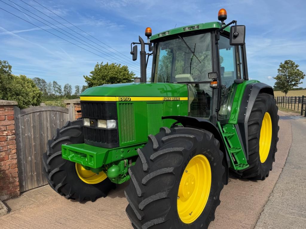 John Deere 6910