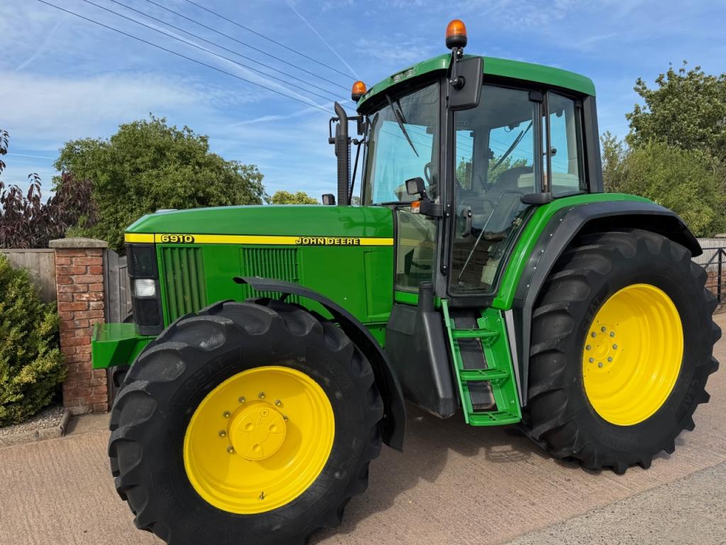 John Deere 6910