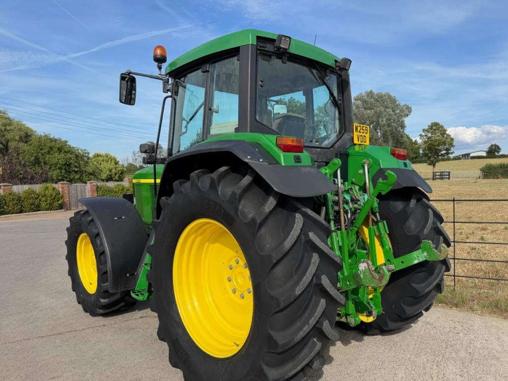 John Deere 6910