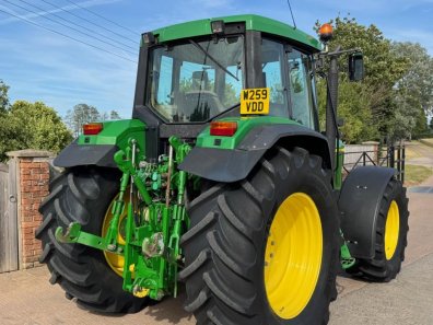 John Deere 6910