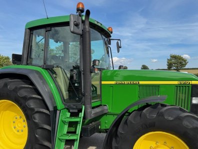 John Deere 6910