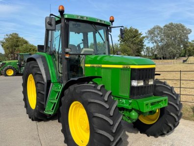 John Deere 6910