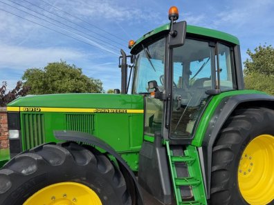John Deere 6910