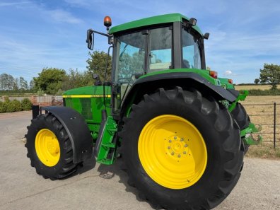 John Deere 6910