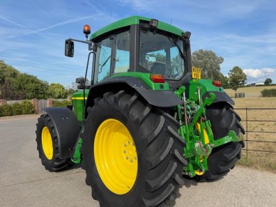 John Deere 6910