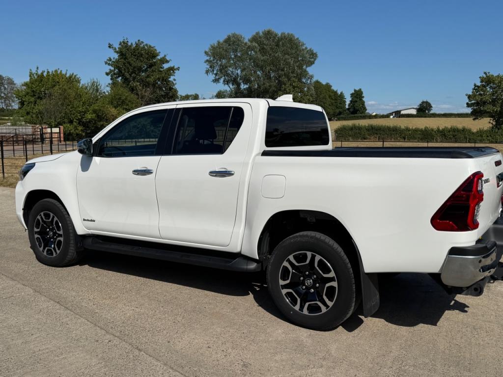 Toyota Hi-Lux invincible 2.4 diesel