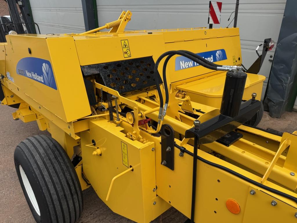 New Holland BC5070 conventional baler