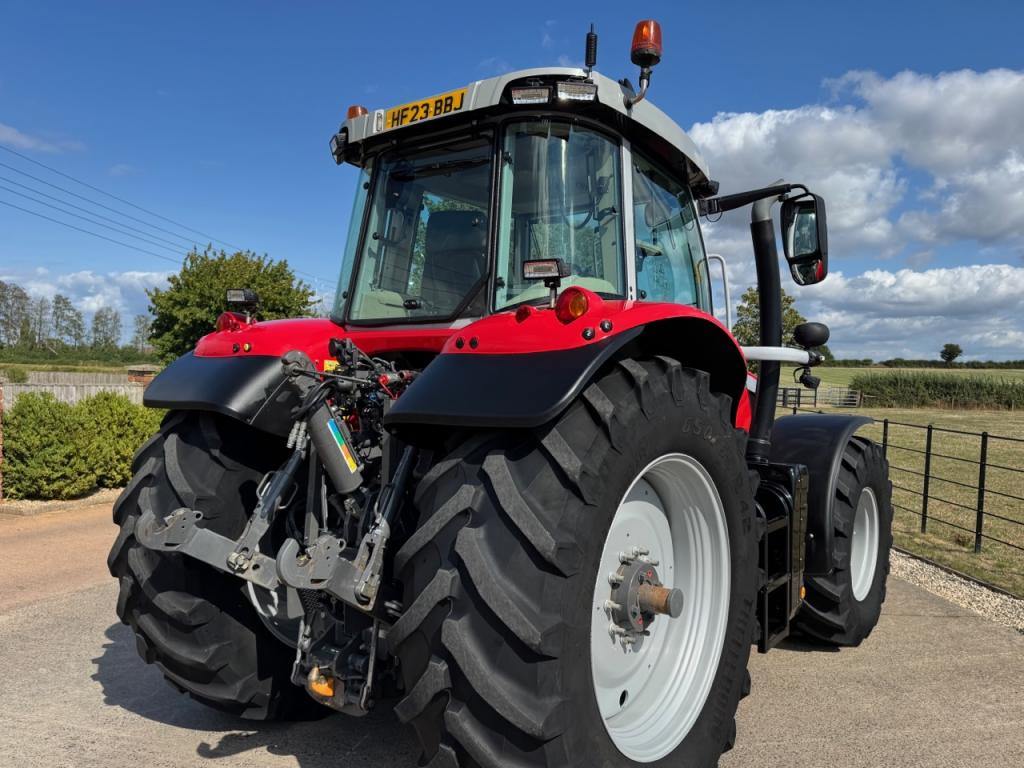 Massey Ferguson 7S.210