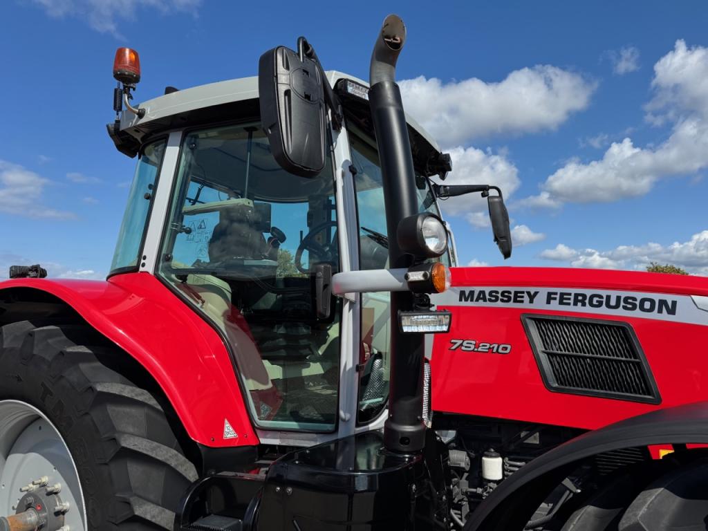 Massey Ferguson 7S.210