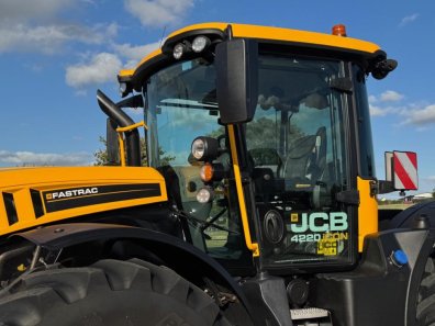 JCB 4220 iCON