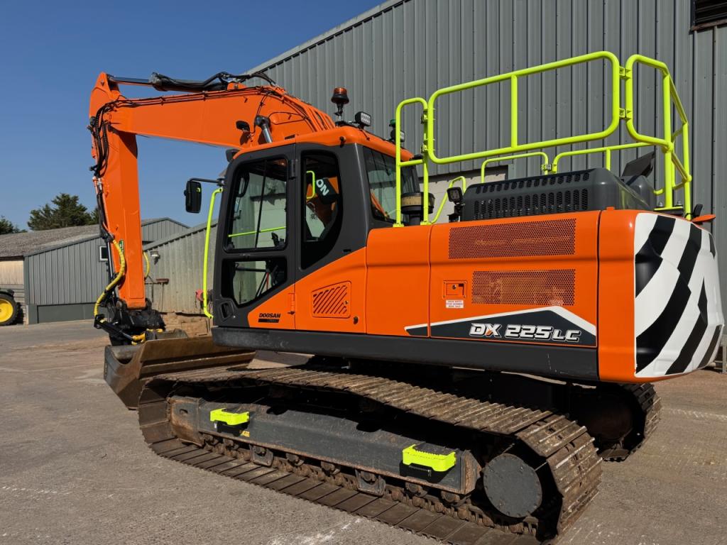 Develon DX 225LC