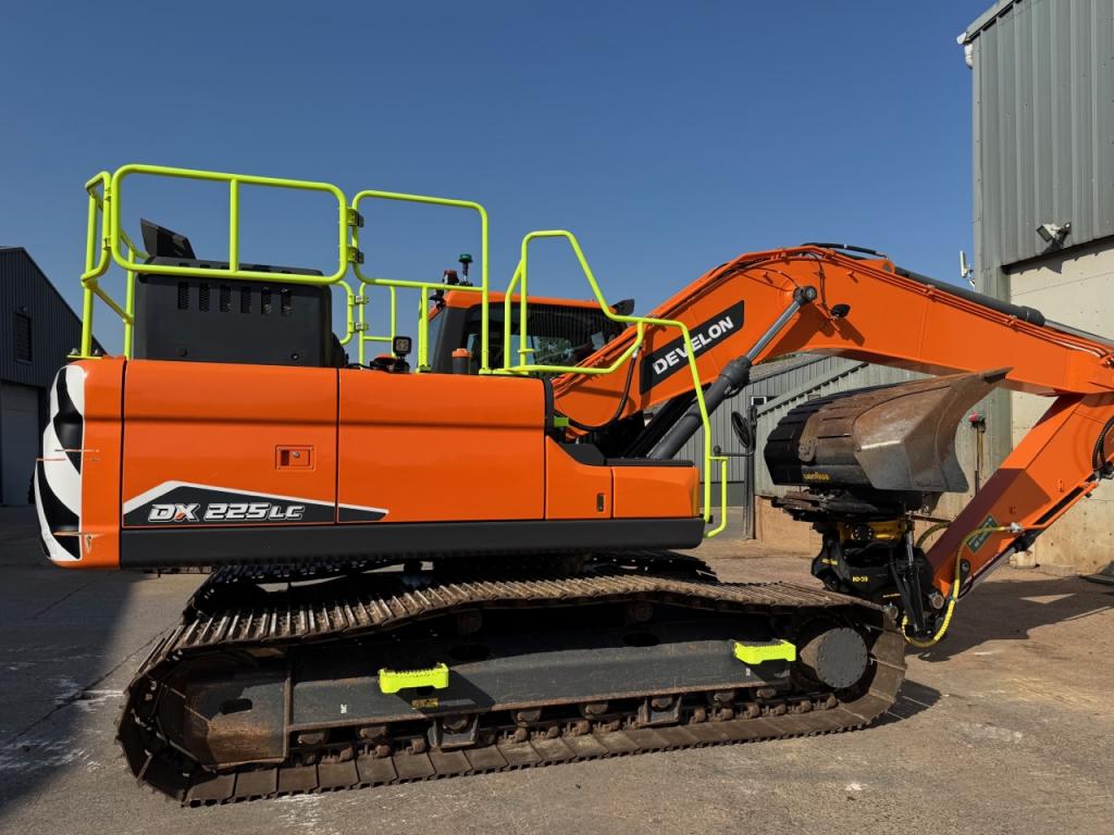 Develon DX 225LC
