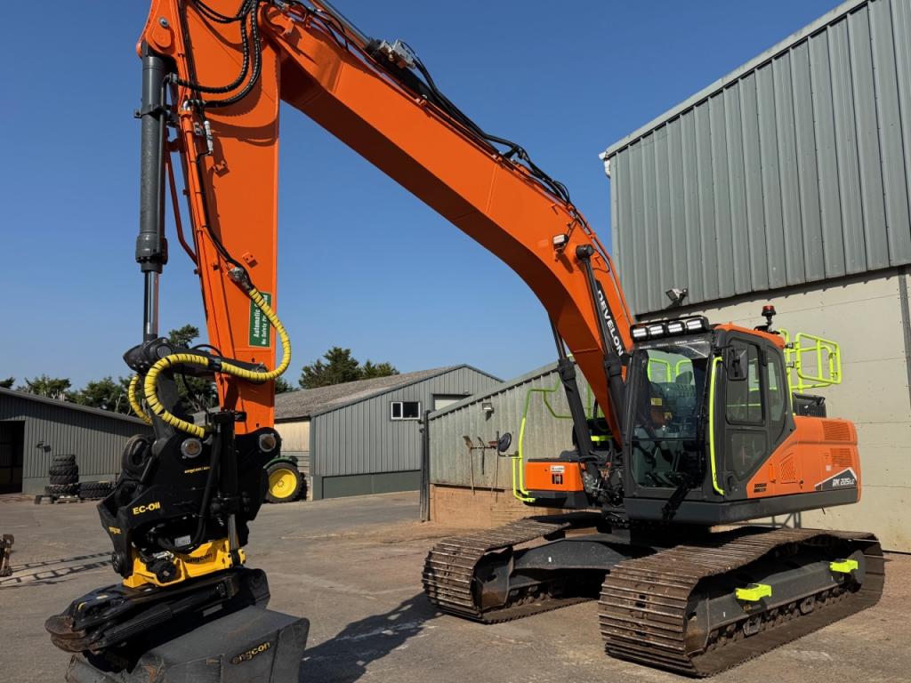 Develon DX 225LC