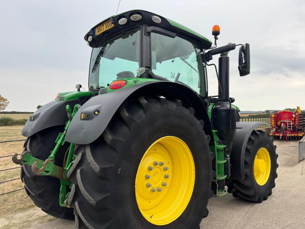 John Deere 6215R