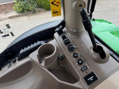 John Deere 6215R