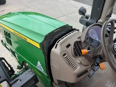 John Deere 6215R