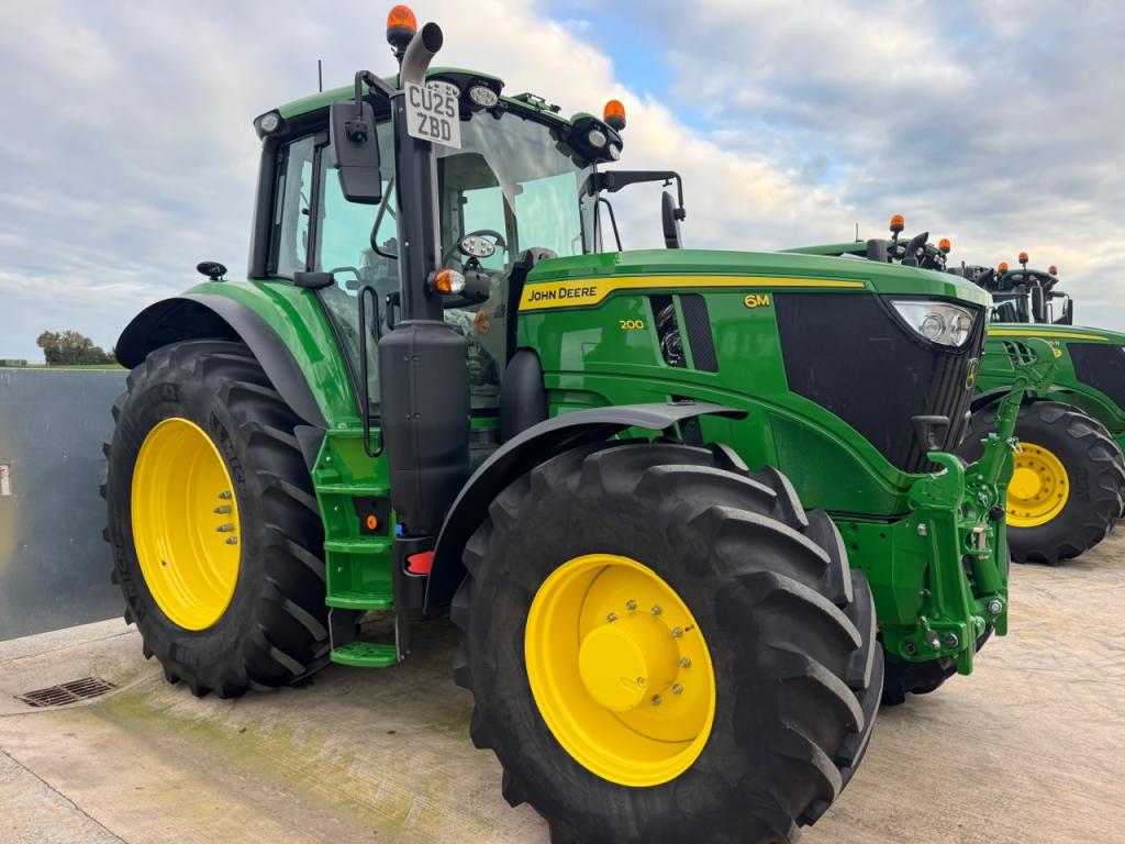 John Deere 6M 200