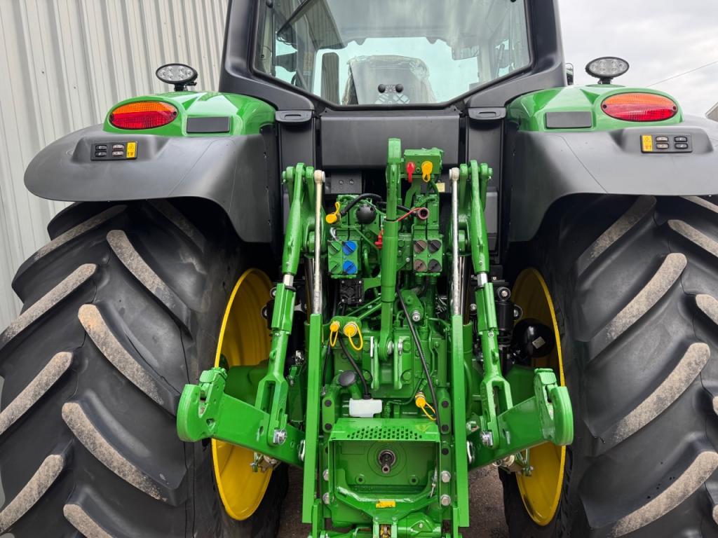 John Deere 6M 200