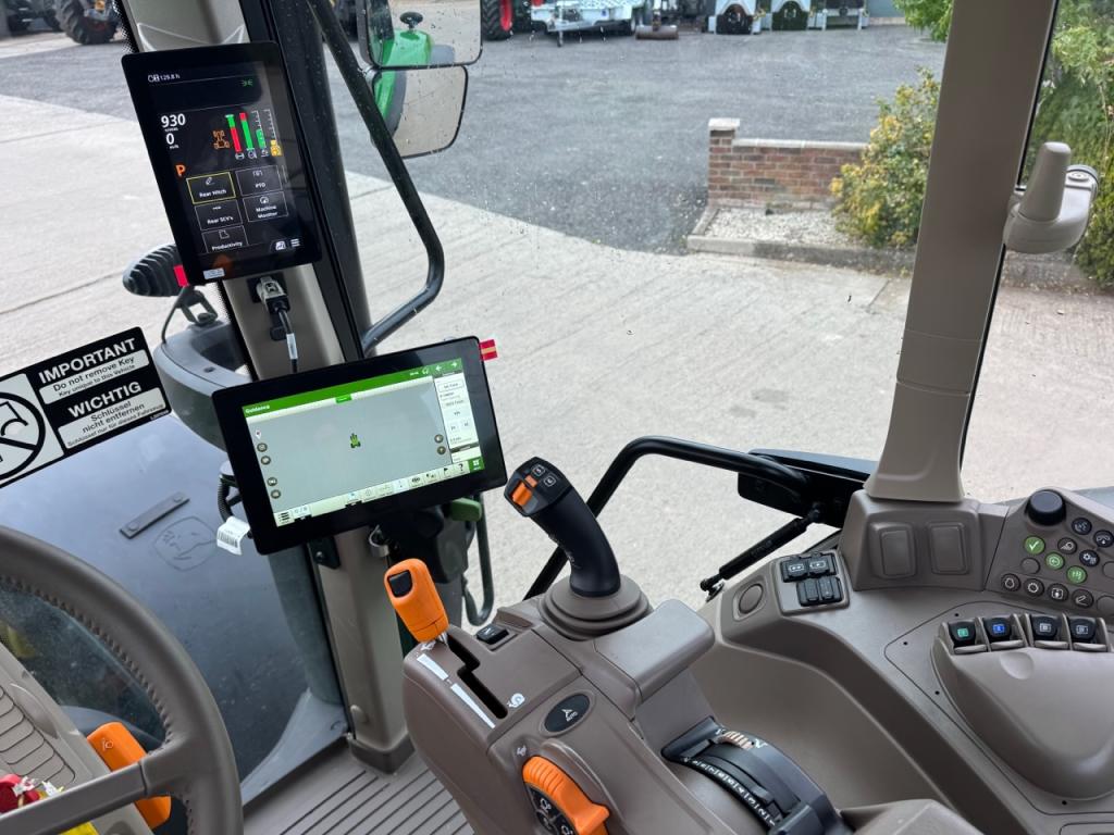 John Deere 6M 200