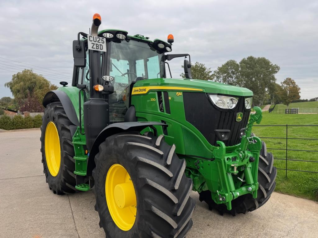 John Deere 6M 200