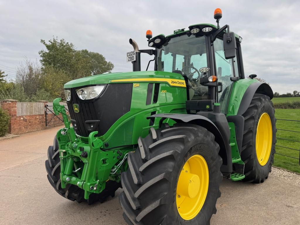 John Deere 6M 200
